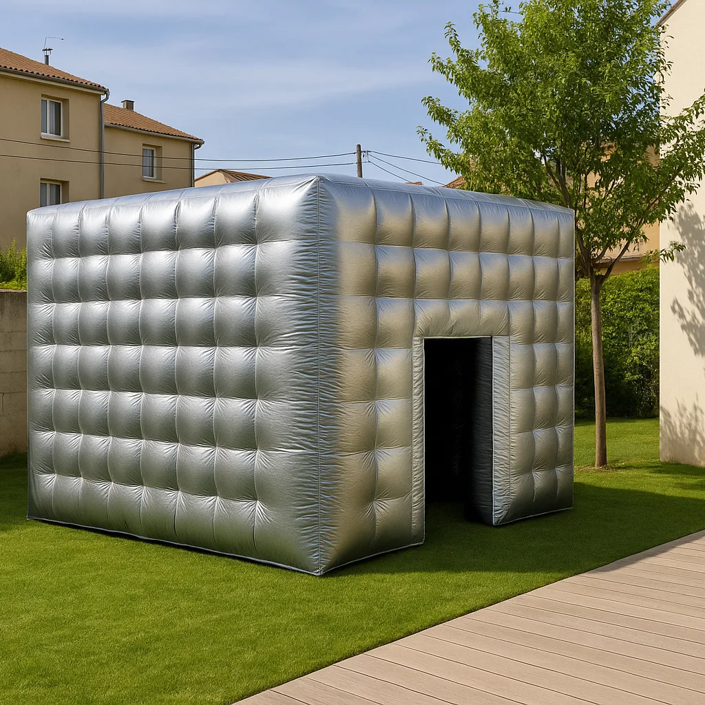 Notre petite boîte de nuit gonflable de 5x5m installée dans un jardin devant une terrasse.