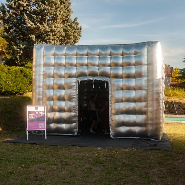 discothèque éphémère installée pour une soirée d'anniversaire dans un jardin.