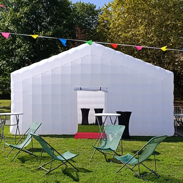 Discothèque éphémère blanche Master dressée pour un festival.