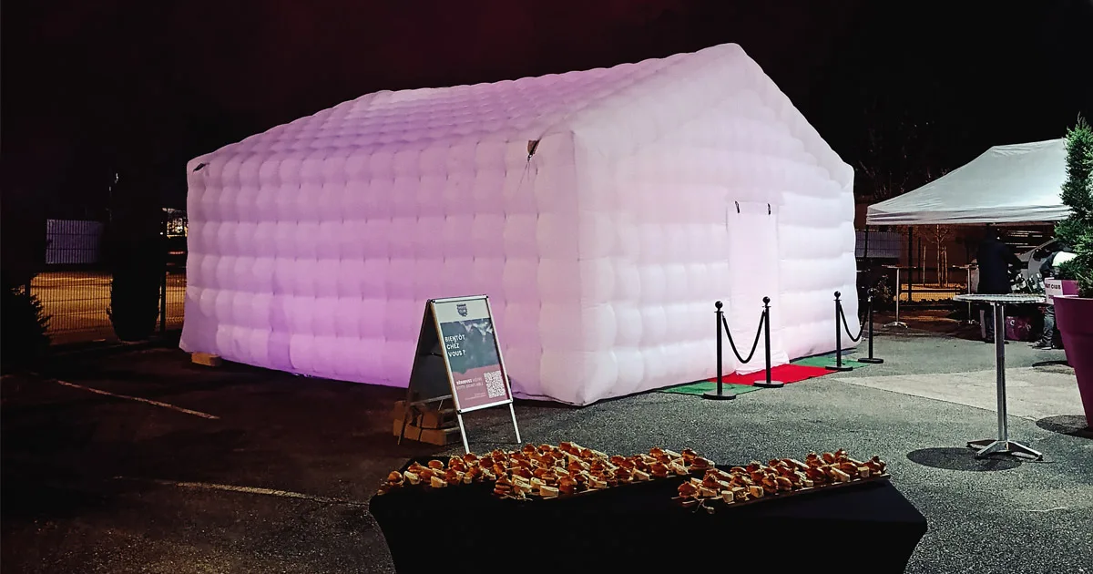 Une boite de nuit gonflable installée dans une soirée d'entreprise