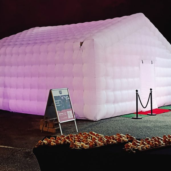Une boite de nuit gonflable installée dans une soirée d'entreprise